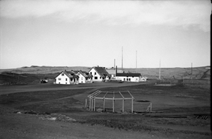 Photo in black and white of buildings and atennas.